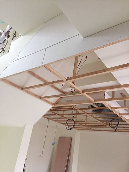 霧峰圓山水II住宅設計 樓梯空間天花板銜接封板施工紀錄.jpg