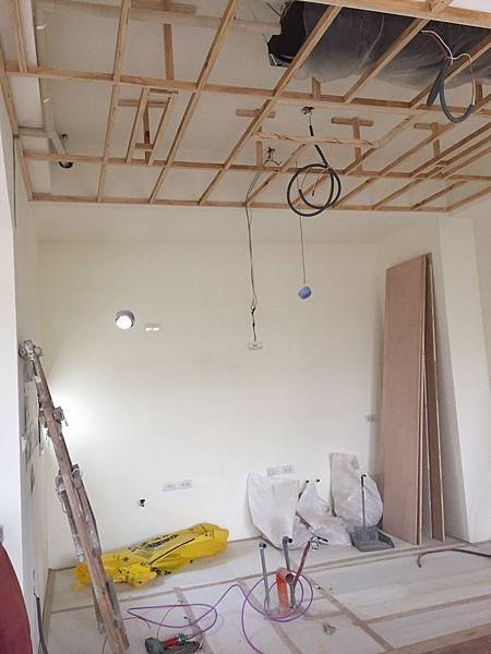 霧峰圓山水II住宅設計 廚房天花板木作角材結構施工紀錄 預留維修孔.jpg