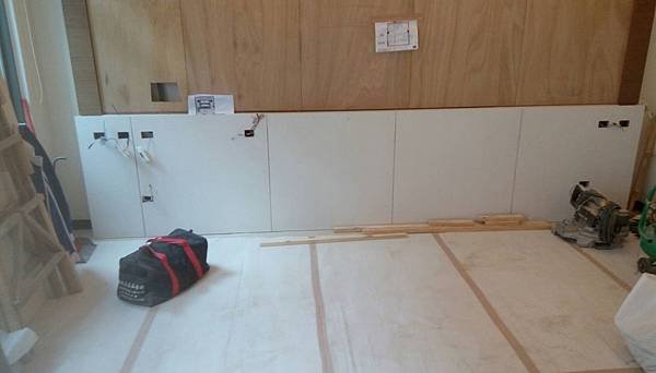 昌臨皇家舊屋翻新 主臥床頭背牆矽酸鈣封板施工完成.jpg