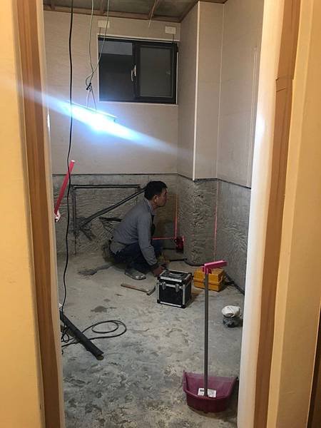 昌臨皇家舊屋翻新 主臥浴室泥作彈線施工紀錄.jpg