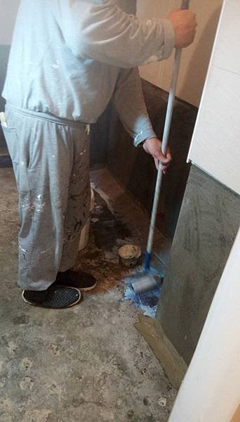 昌臨皇家舊屋翻新 主浴地面第一層防水施工中.jpg
