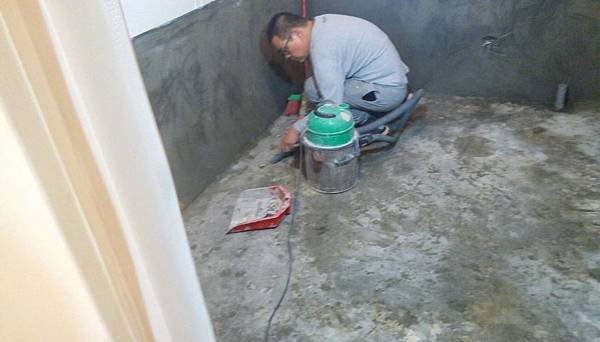 昌臨皇家舊屋翻新 防水施工前地面清潔.jpg