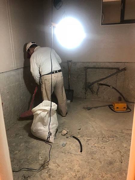 昌臨皇家舊屋翻新 泥作彈線前地面清潔施工 (2).jpg