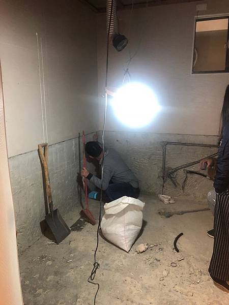 昌臨皇家舊屋翻新 泥作彈線前地面清潔施工.jpg