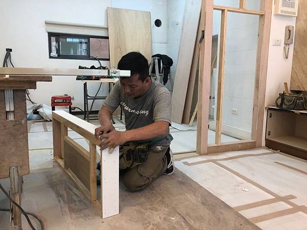 遊園路老屋改造 主臥木作包覆修飾冷氣管線施工 (1).jpg