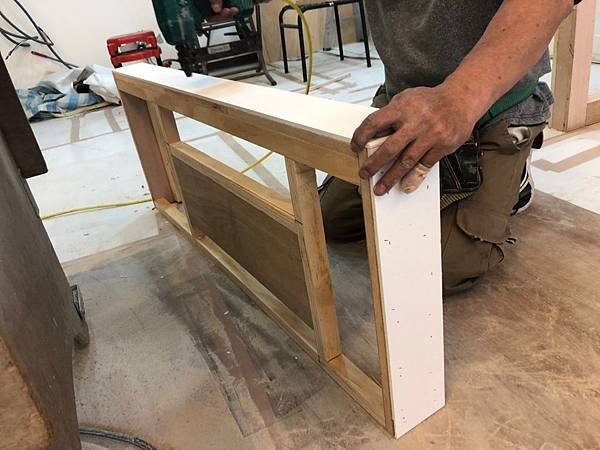 遊園路老屋改造 主臥木作包覆修飾冷氣管線施工 (3).jpg