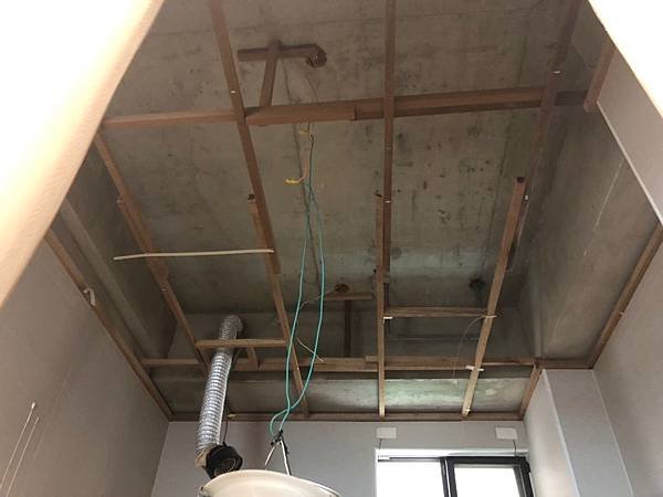 遊園路老屋改造 主臥浴室天花板拆除後現況紀錄.jpg