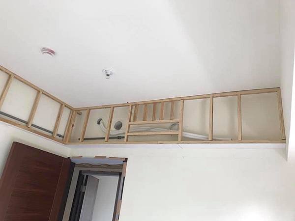 惠宇新觀室內設計 男孩房天花板木作冷氣管線包樑施工.jpg