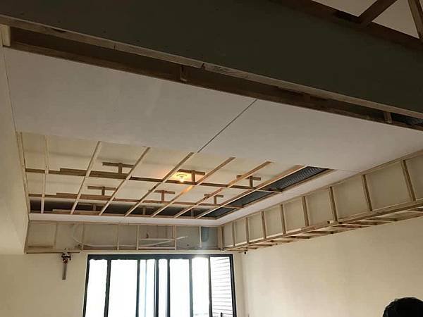 惠宇新觀室內設計 客廳空間天花板木作角材結構施工紀錄.jpg