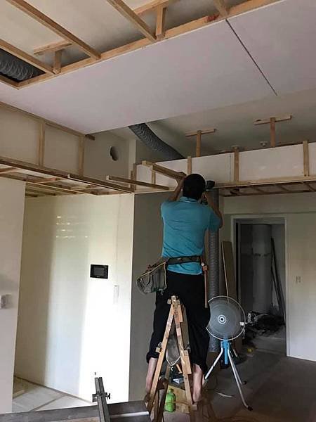 惠宇新觀室內設計 客廳空間天花板角材結構施工中.jpg