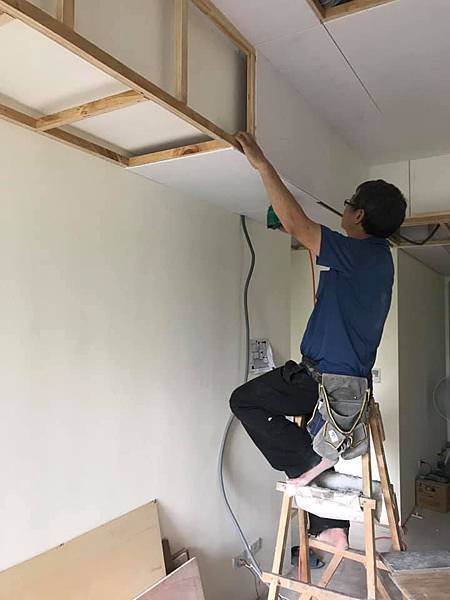 惠宇新觀室內設計 客廳空間天花板矽酸鈣封板施工.jpg