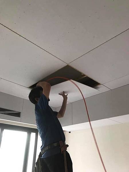 惠宇新觀室內設計 客廳空間天花板矽酸鈣封板施工中.jpg