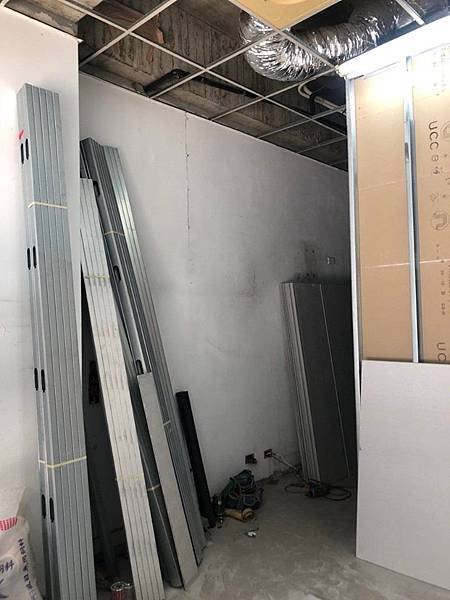 輕隔間材料堆放.jpg