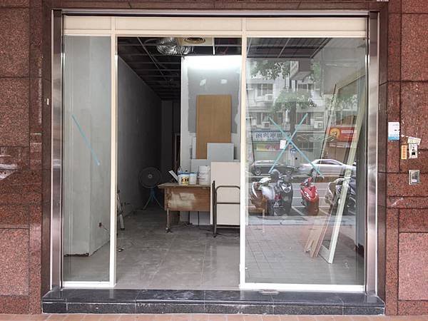 大門更換鋁門窗施工 (2).jpg