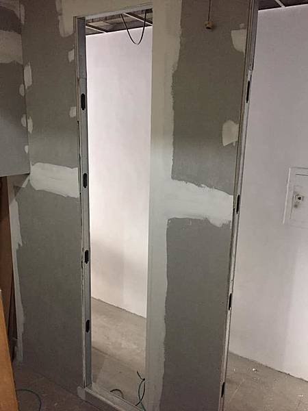 一樓診療室油漆接縫批土施工.jpg