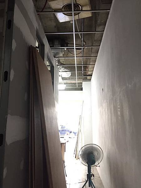 走道牆面油漆接縫批土施工.jpg