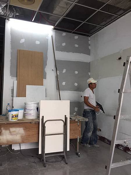 接待區油漆接縫批土施工中.jpg
