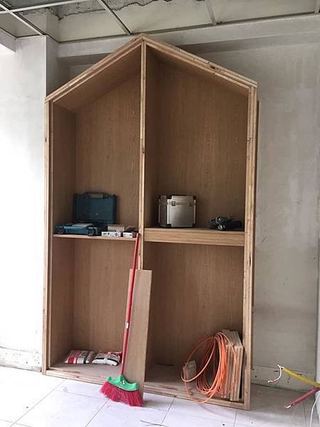 團體活動室造型黑板櫃定位施工.jpg