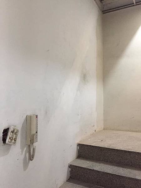 樓梯間油漆接縫批土施工.jpg