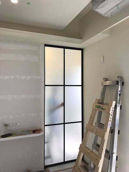 主臥更衣室拉門安裝施工.jpg