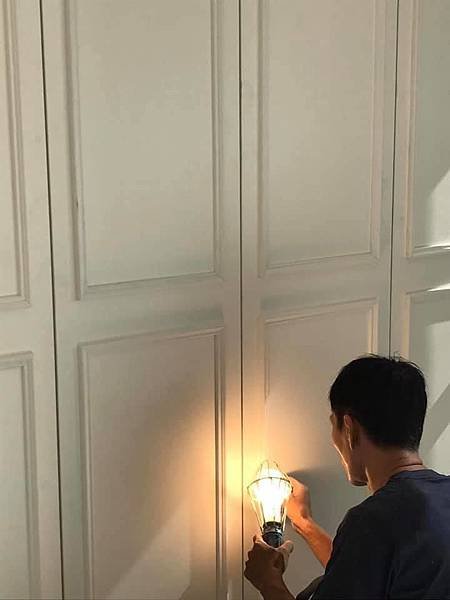 更衣室門片油漆施工.jpg