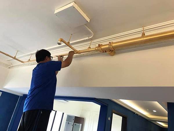 客廳天花板消防灑水頭上漆施工.jpg
