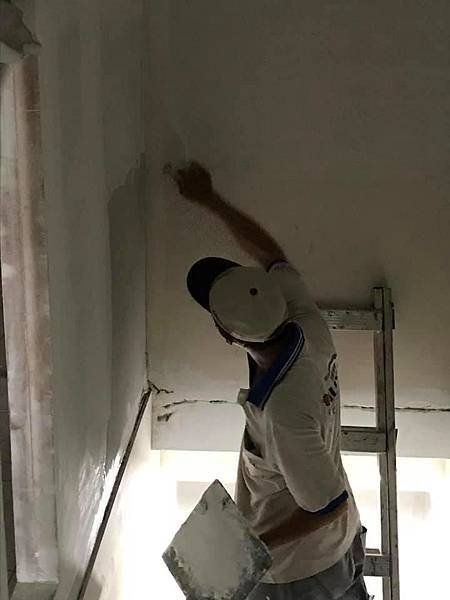 樓梯間批土作業及牆面砂磨.jpg