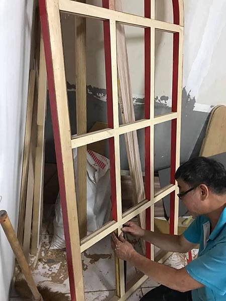 團體治療室木作門框貼皮施工.jpg