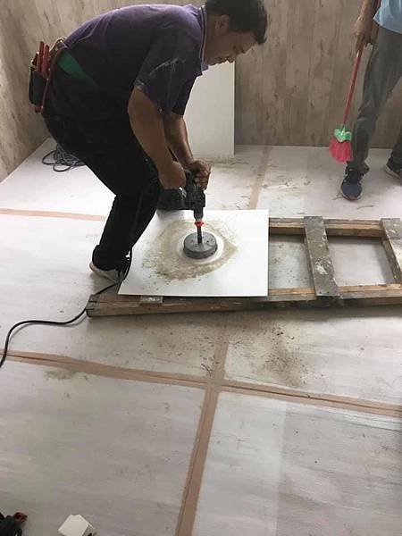 天花板燈具倒孔燈具定位施工.jpg