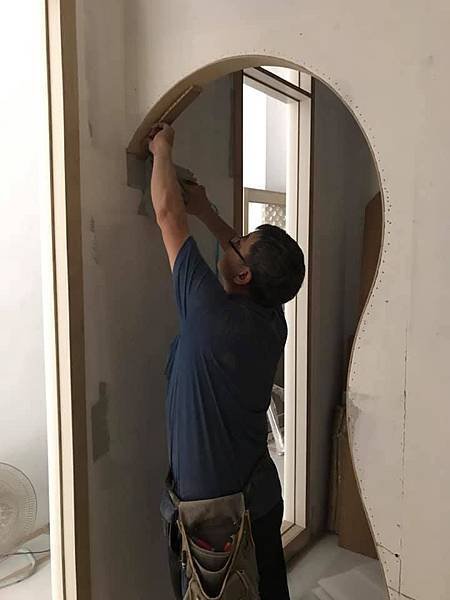 木作門框貼片施工中 (2).jpg