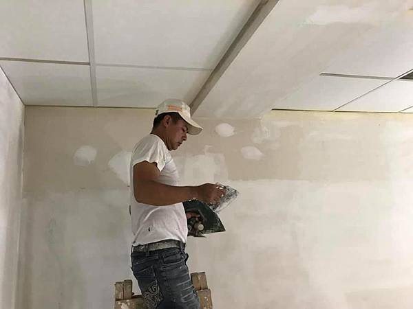 油漆AB膠批土研磨作業施工 (4).jpg
