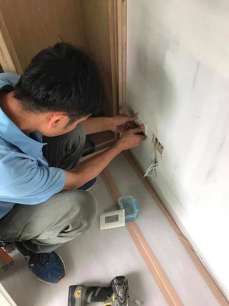 牆面插座定位安裝施工.jpg