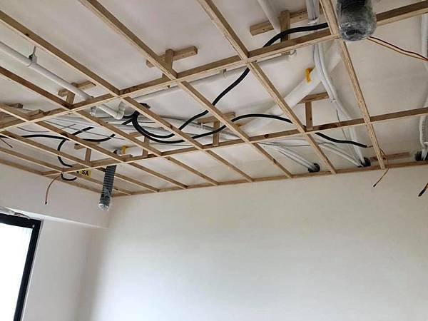 木作天花板結構施工 (3).jpg