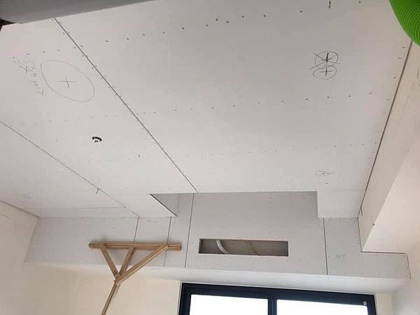 臥室空間天花板封板.jpg