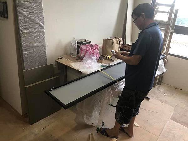 系統板櫃門板絞鍊安裝施工 (2).jpg