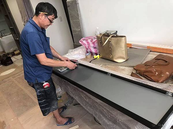 系統板櫃門板絞鍊安裝施工.jpg