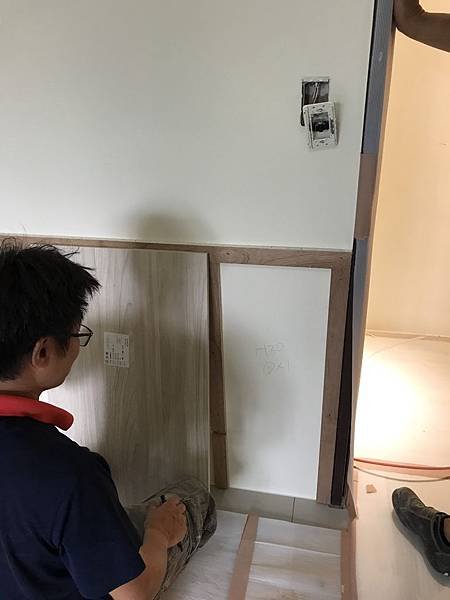 女孩房床頭系統板貼附.jpg