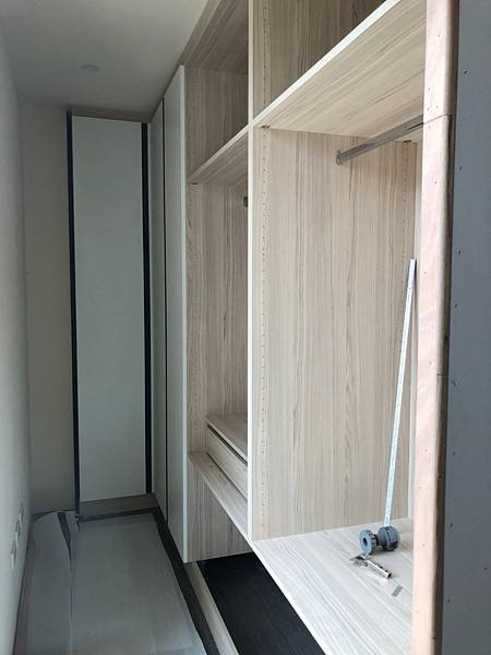 系統櫃結合木作邊框施工 (10)0819