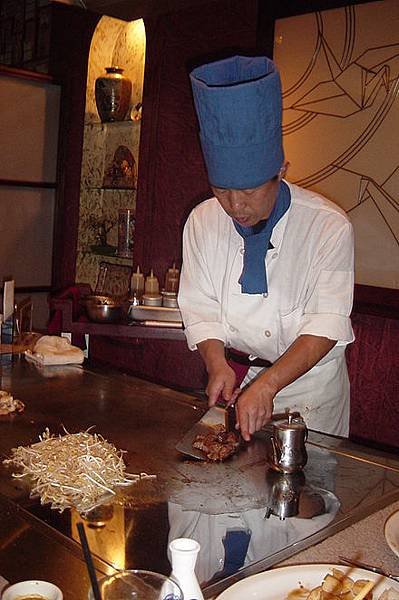 Teppanyaki_chef_cooking_at_a_hibachi_in_a_Japanese_Steakhouse.jpg