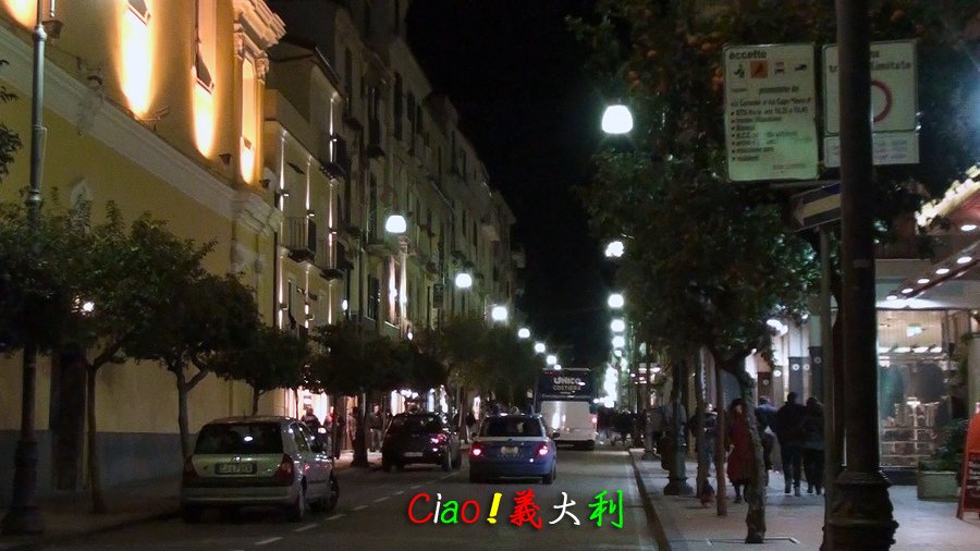 蘇連多夜晚街道02.jpg