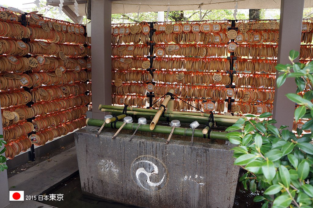 417_55今戶神社內被繪馬包圍的御手洗(手水).jpg