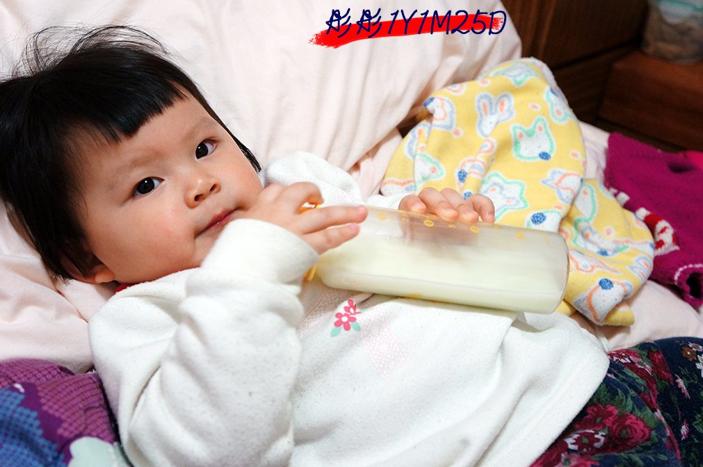 彤彤1Y1M25D-3自己拿奶瓶喝奶.jpg