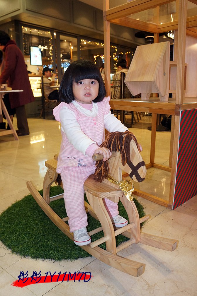 彤彤1Y11M7D-7新光三越南西店前騎木馬.jpg