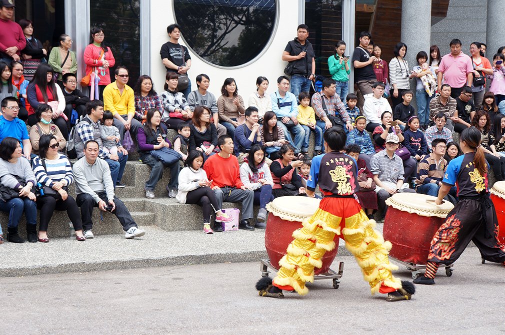 三義木雕街的表演.jpg