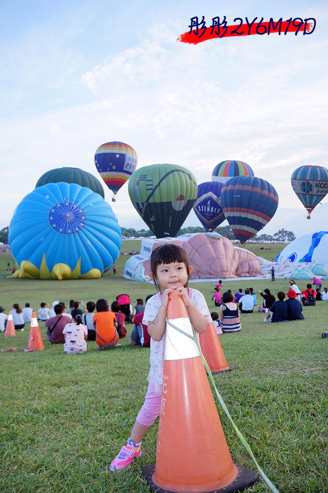 彤彤2Y6M19D-31鹿野高台等汽球拿三角錐當麥克風.jpg