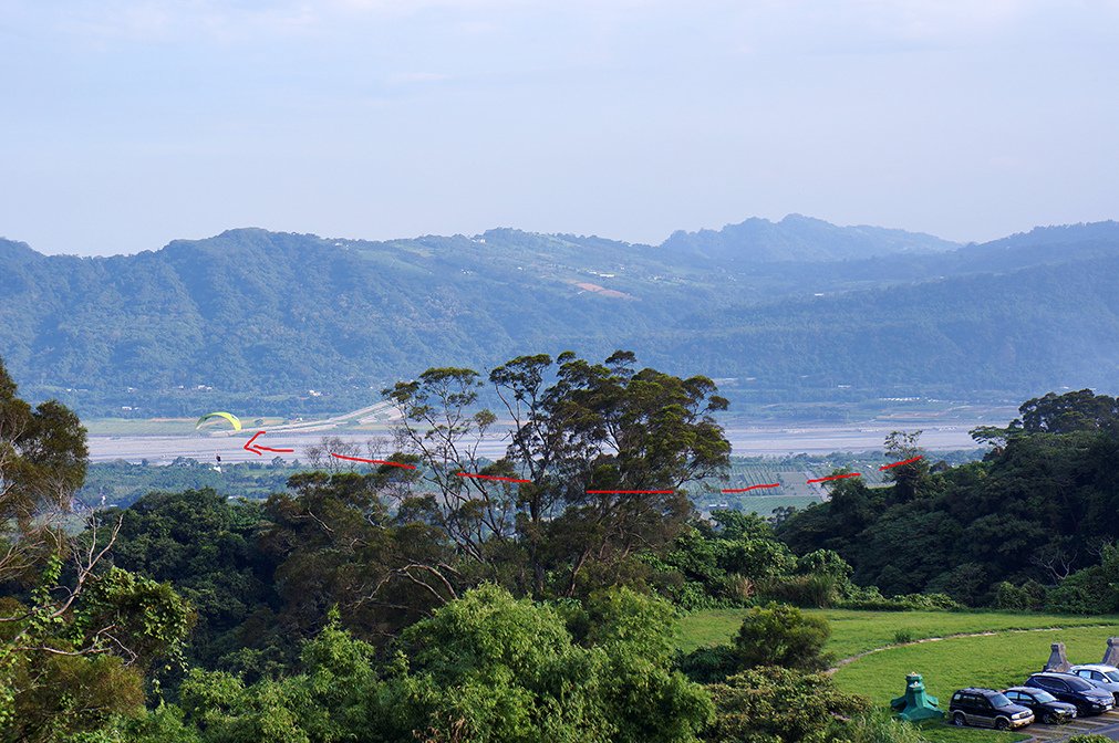 台東鹿野高台熱汽球嘉年華4有人玩滑翔翼.jpg