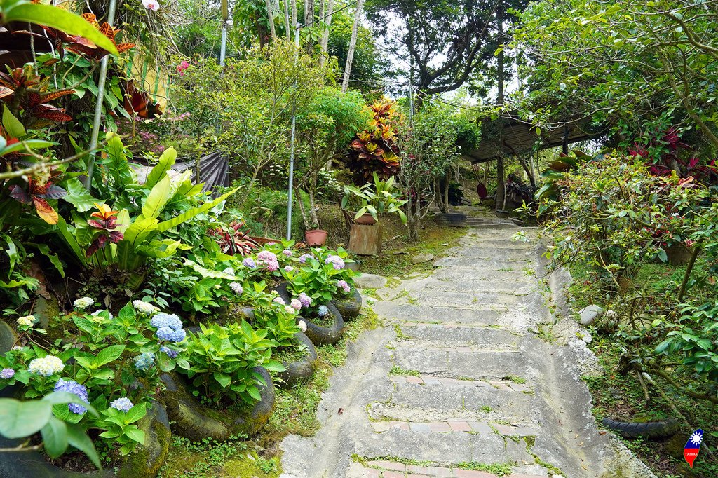 台中潭子05山田餐飲店依山坡擺桌.jpg