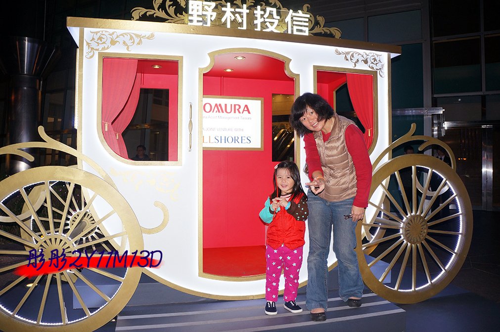彤彤2Y11M13D-2一零一前的馬車.jpg