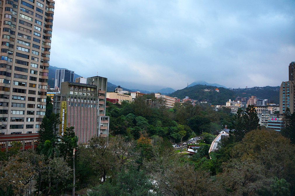 水美溫泉會館6-房窗外的北投公園.jpg