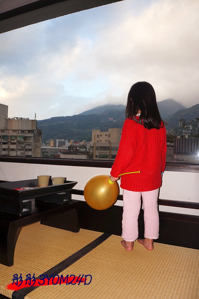 彤彤3Y0M24D-3叫她拍照她就裝看風景的女孩.jpg